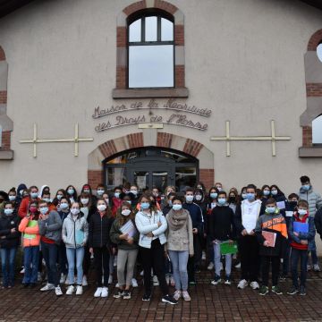 Avec un groupe scolaire